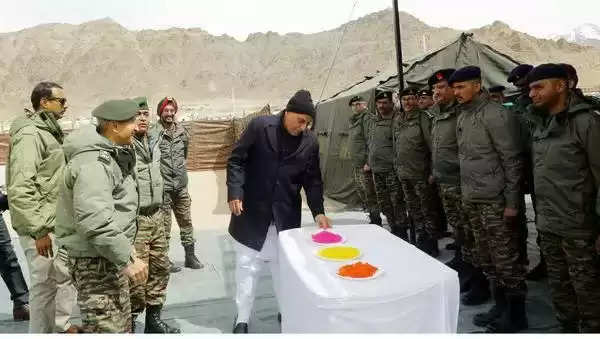 रक्षा मंत्री ने सशस्त्र बलों से सैनिकों के साथ एक दिन पहले त्योहार मनाने की नई परंपरा स्थापित करने का आग्रह किया