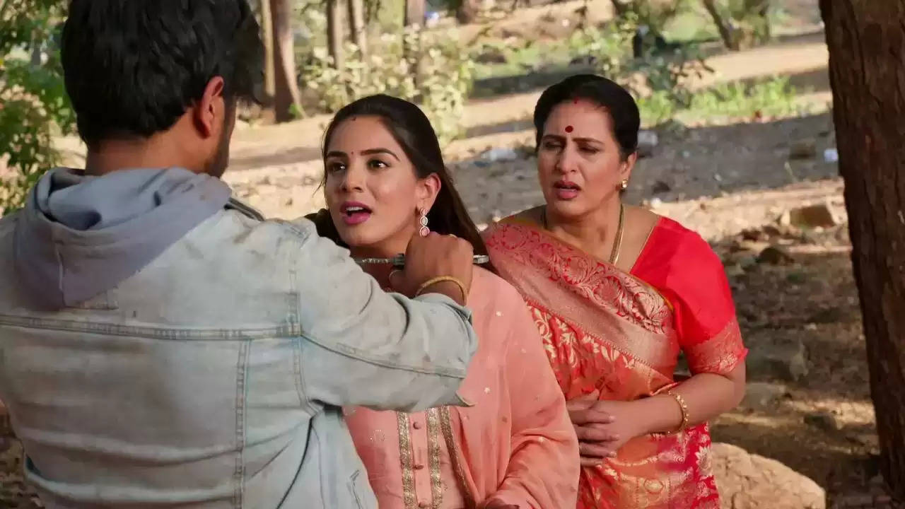 Rimjhim(Reva) saw Shakti (Nikki) and Gayatri following Mandira secretly. She decided to tell Mandira about it, not realizing the trouble it would cause.