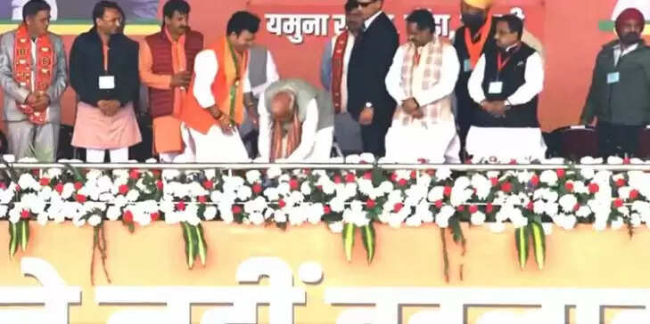कौन हैं रविंद्र सिंह नेगी जिनके मंच पर पीएम मोदी ने तीन बार पैर छुए