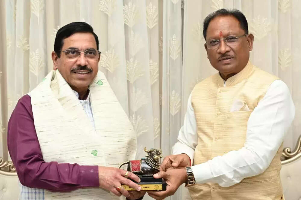 रायपुर : मुख्यमंत्री विष्णुदेव साय ने केंद्रीय मंत्री प्रहलाद जोशी का किया आत्मीय स्वागत
