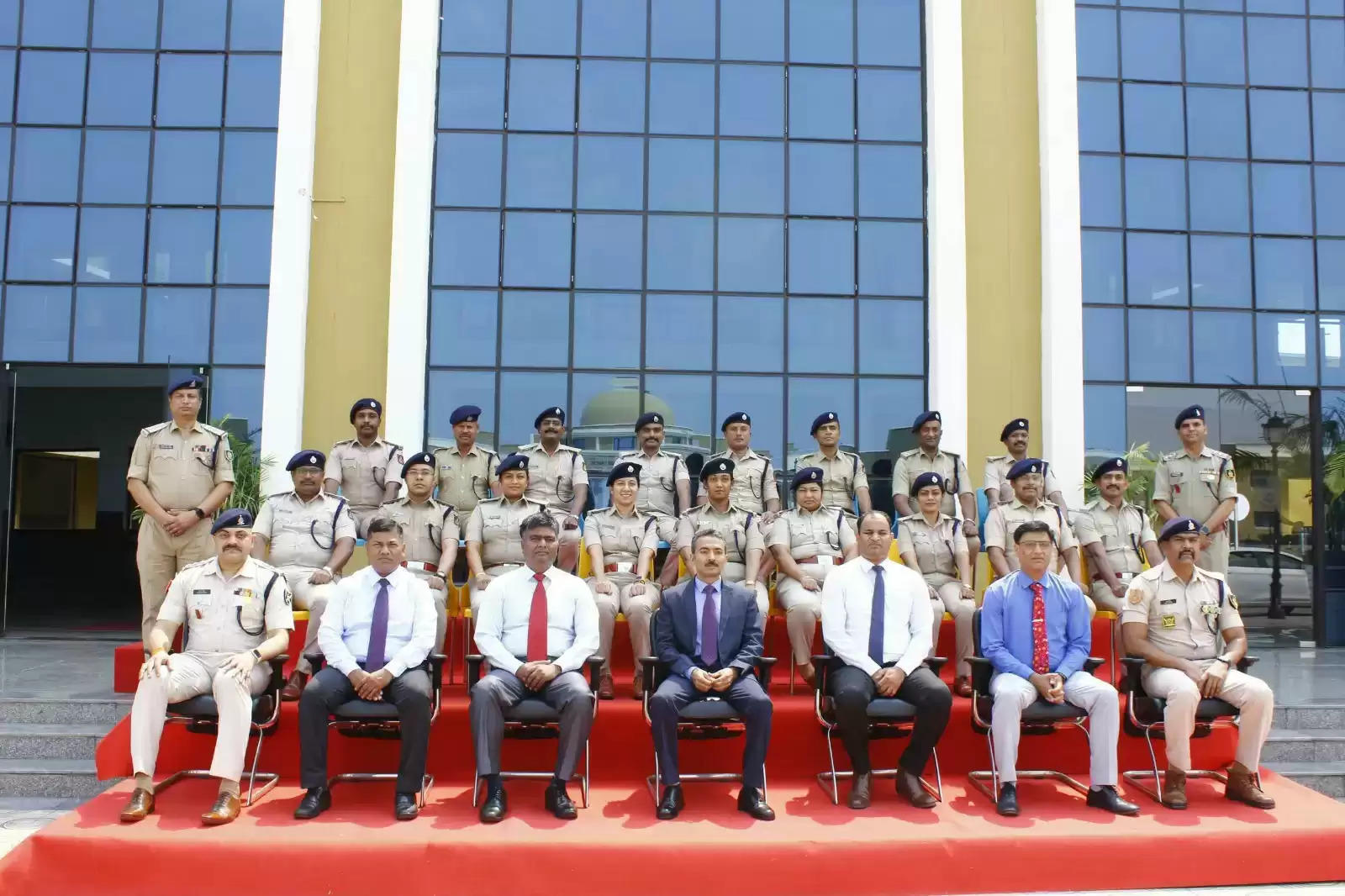केंद्रीय पुलिस प्रशिक्षण अकादमी, भोपाल ने नव नियुक्त पुलिस उपाधीक्षकों के लिए 4 सप्ताह का विशेषीकृत प्रशिक्षण कार्यक्रम शुरू किया।