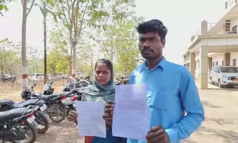 आरक्षक के करतूतों से परेशान पीड़ित दंपति ने एसपी से की शिकायत