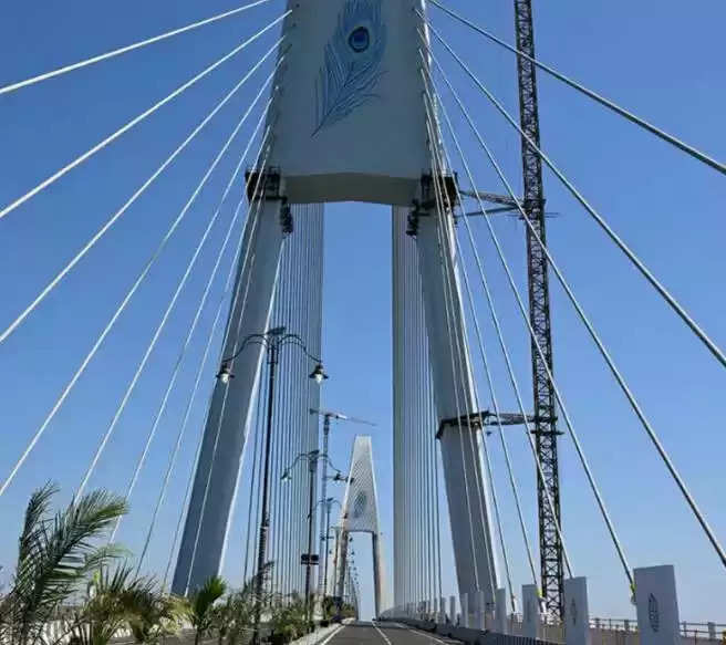 प्रधानमंत्री नरेन्द्र मोदी ने आज रविवार को गुजरात के द्वारका में अरब सागर पर बने देश के सबसे लंबे केबल आधारित पुल ‘सुदर्शन सेतु’ का लोकार्पण ‎किया है।