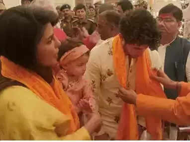अयोध्या से प्रियंका चोपड़ा का वीडियो वायरल हो रहा है। पीली साड़ी में एक्ट्रेस बेटी मालती को गोद में लिए भगवान राम के दर्शन करते नजर आईं।