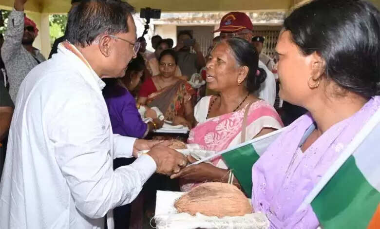 मुख्यमंत्री ने तिरंगा यात्रा के अवसर पर शहीदों के परिजनों को शाल और श्रीफल भेंटकर सम्मानित किया