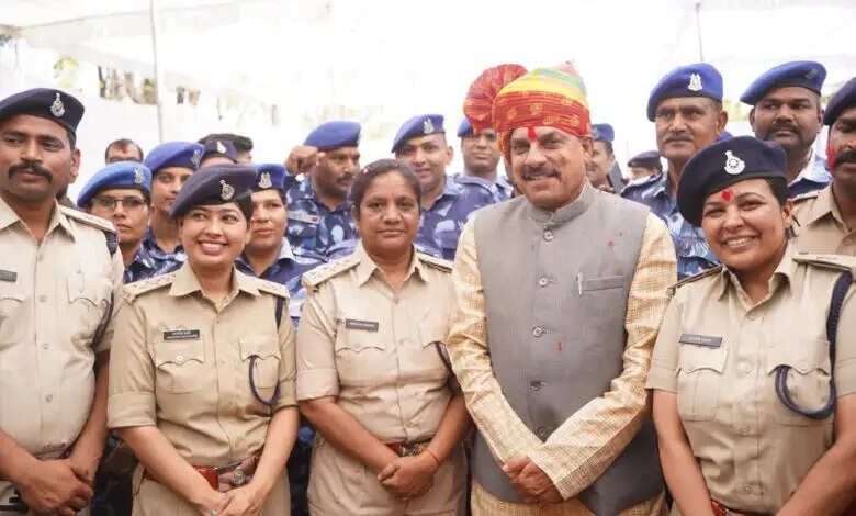 सीएम ने होली मिलन समारोह में पुलिसकर्मियों पर बरसाए फूल, महिला पुलिसकर्मी भी झूमीं