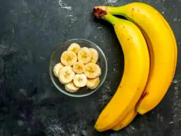 खाली पेट केला खाने के अपने कुछ फायदे व नुकसान हैं, जिसके बारे में हर व्यक्ति को पता होना चाहिए।