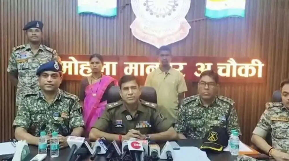 पुलिस को भी बड़ी कामयाबी मिली, प्रेस टीम के कमांडर ने पत्नी के साथ सरेंडर किया, दोनों पर 5&5 लाख रुपए का इनाम