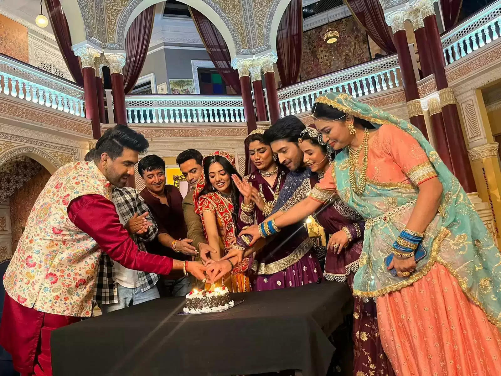 Cake Cutting and Media Interactions on the Set of Do Dooni 4 Films "Dahej Daasi”