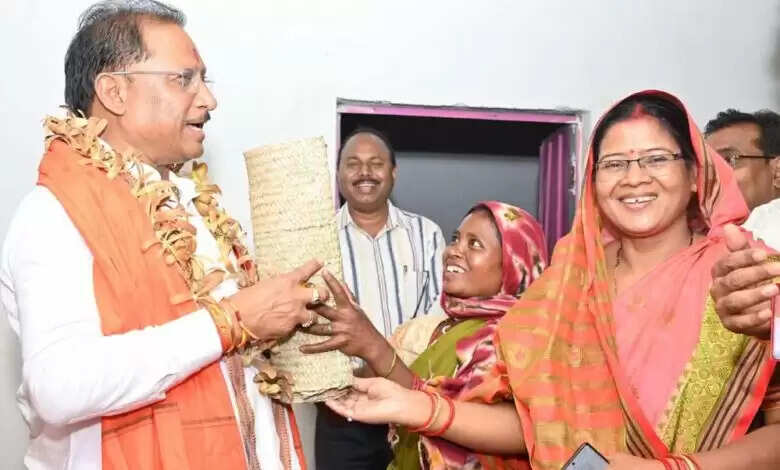 पहाड़ी कोरवा के पीएम जनमन आवास में पहुंचे मुख्यमंत्री