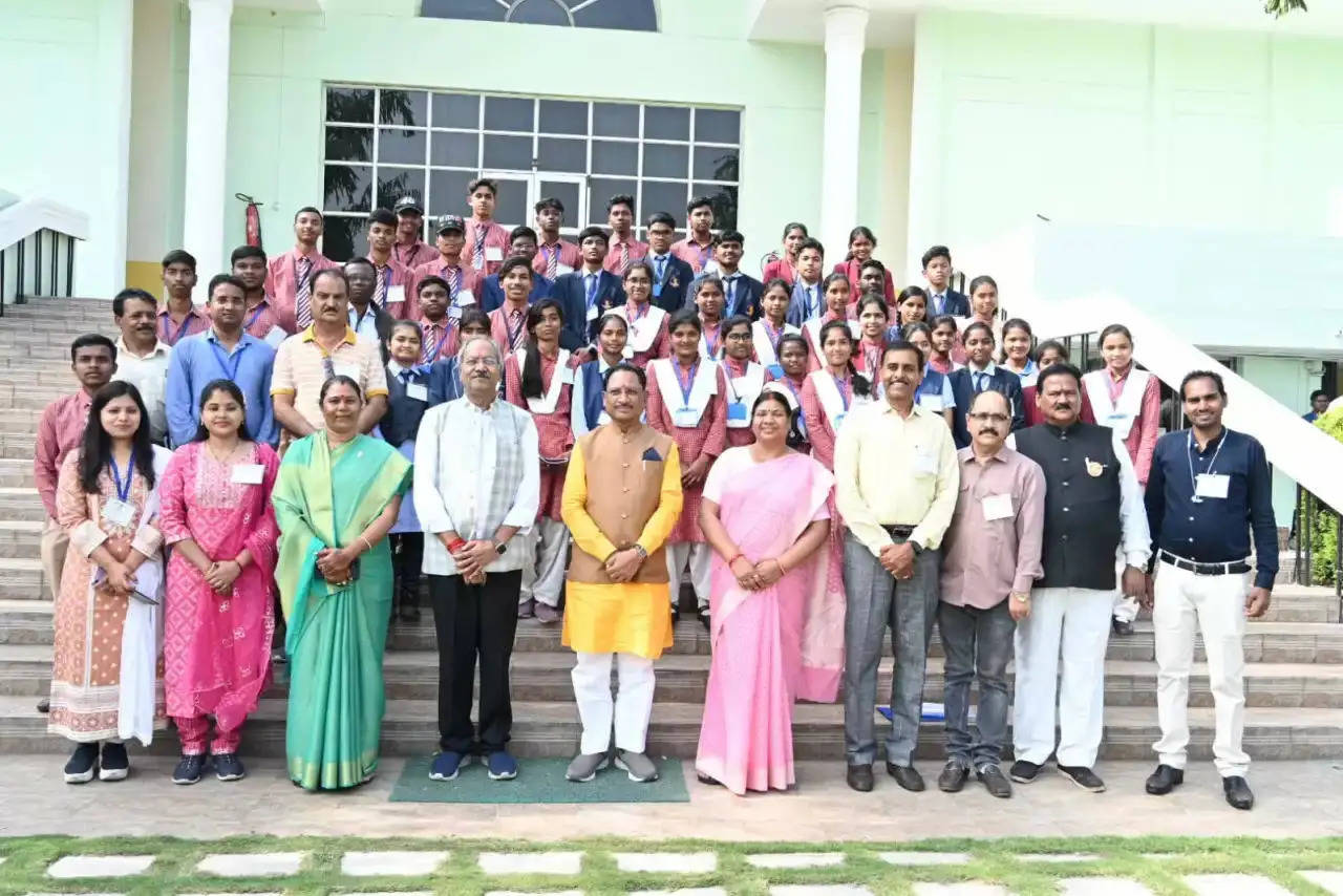 रायपुर : इसरो और मद्रास आईआईटी के अध्ययन भ्रमण से लौटे जशपुर के मेघावी विद्यार्थियों ने देखी विधानसभा की कार्यवाही
