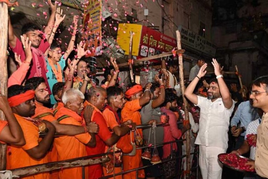 वाराणसी में सावन के पहले सोमवार पर उमड़े श्रद्धालु, काशी विश्वनाथ मंदिर की सुरक्षा बढ़ी