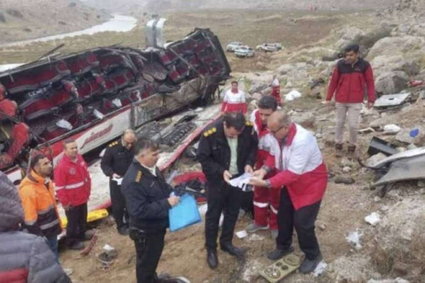 ईरान-में-दर्दनाक-हादसा:-बस-पलटी,-21-यात्रियों-की-मौत,-34-घायल