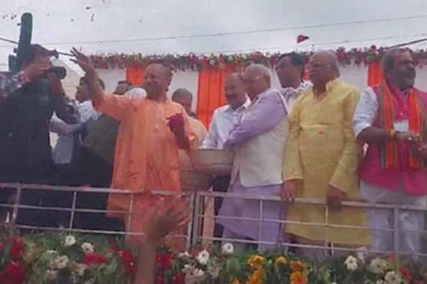 मेरठ-में-सीएम-योगी-का-कांवड़ियों-को-सम्मान,-हुड़दंगियों-को-दी-कड़ी-चेतावनी