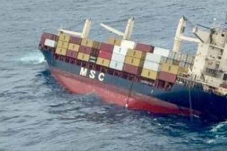 इंडोनेशियाई-समुद्र-में-लगी-भीषण-आग,-280-यात्रियों-वाला-जहाज-बना-आग-का-गोला