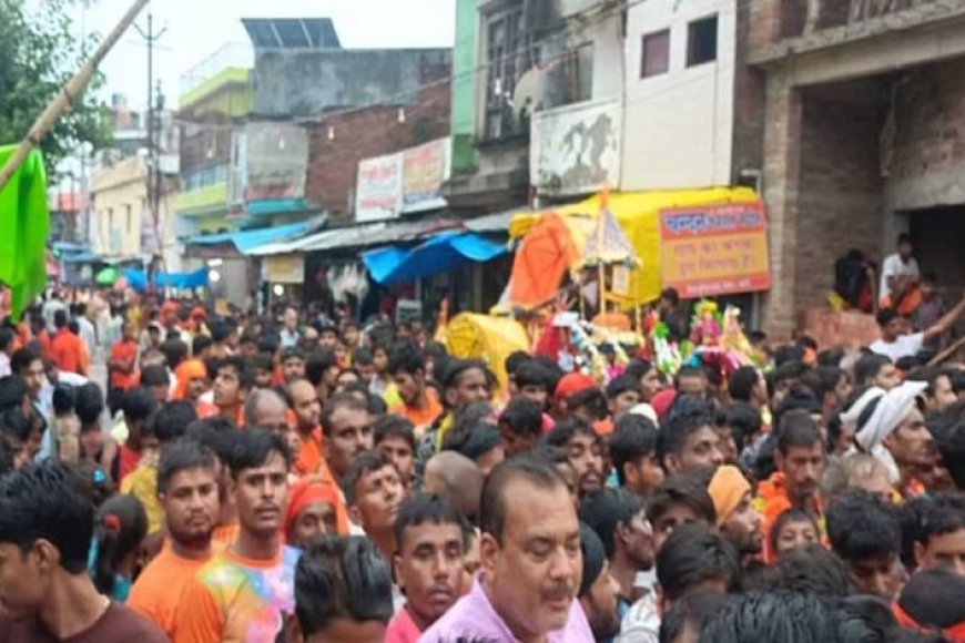 सावन-माह-के-दूसरे-सोमवार-को-काशी-में-उमड़ा-जनसैलाब,-मंदिर-के-बाहर-3-किमी-लंबी-लाइन