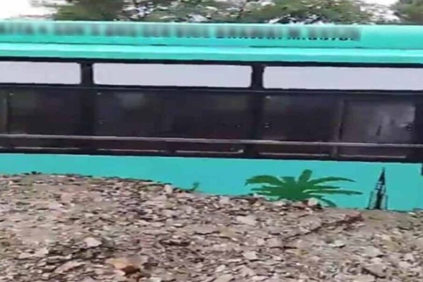 काडियाना-नाले-में-बड़ा-हादसा:-मलबे-में-दबी-बस,-यात्रियों-में-मचा-हड़कंप