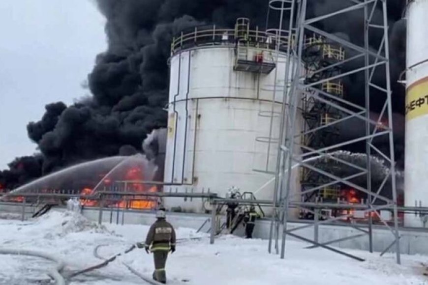 यूक्रेनी-ड्रोन-हमले-से-रूसी-तेल-डिपो-में-भीषण-आग,-जवाब-में-रूस-ने-बरसाए-76-ड्रोन-और-7-मिसाइलें