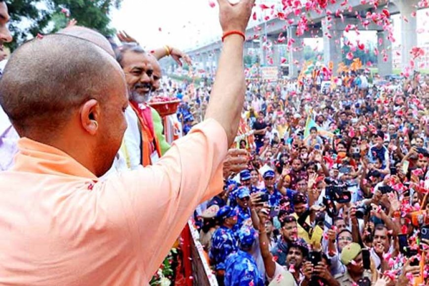 कांवड़-यात्रा-में-शामिल-हुए-सीएम-योगी,-पुष्प-वर्षा-कर-लगाए-हर-हर-महादेव-के-जयकारे