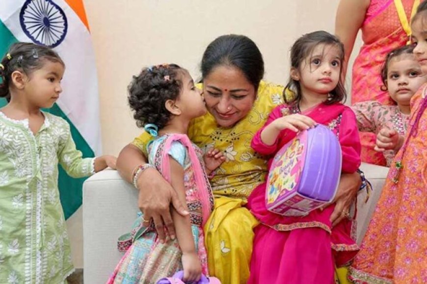 रक्षाबंधन-पर-सीएम-रेखा-गुप्ता-ने-बच्चों-से-बंधवाई-राखी,-भावुक-तस्वीरें-सोशल-मीडिया-पर-छाईं