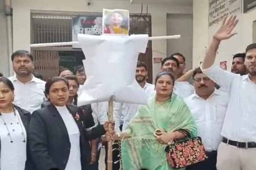 अनिरुद्धाचार्य-विवाद-कोर्ट-पहुंचा:-महिला-वकीलों-ने-लगाई-न्याय-की-गुहार