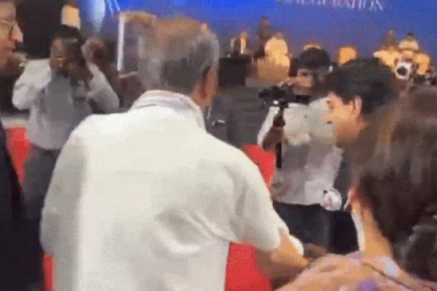 भोपाल-में-सिंधिया-और-दिग्विजय-ने-मिलाया-हाथ,-मंच-पर-दिखा-सामंजस्य,-सभागार-में-तालियां-गूंज-उठीं