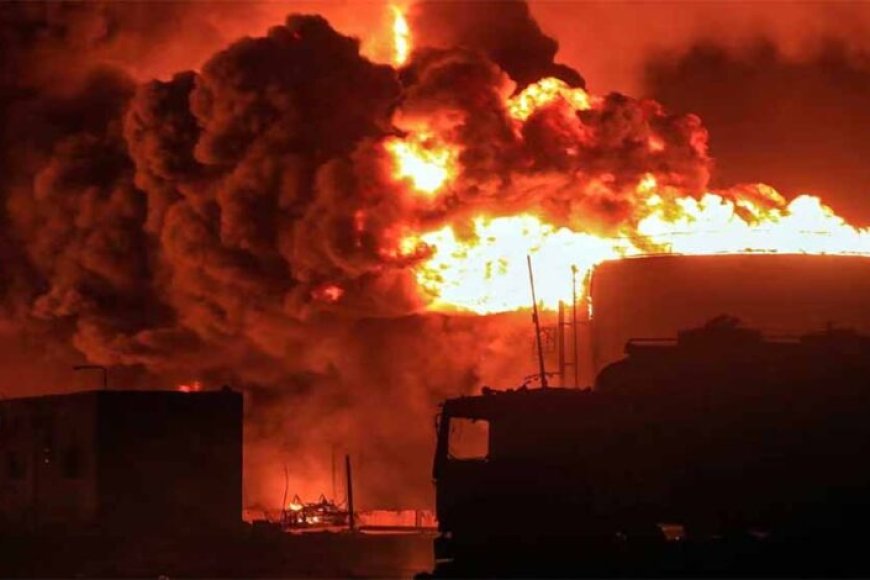 यमन-में-इजरायली-नौसेना-का-बड़ा-हमला,-आग-और-धुएं-से-घिरा-इलाका