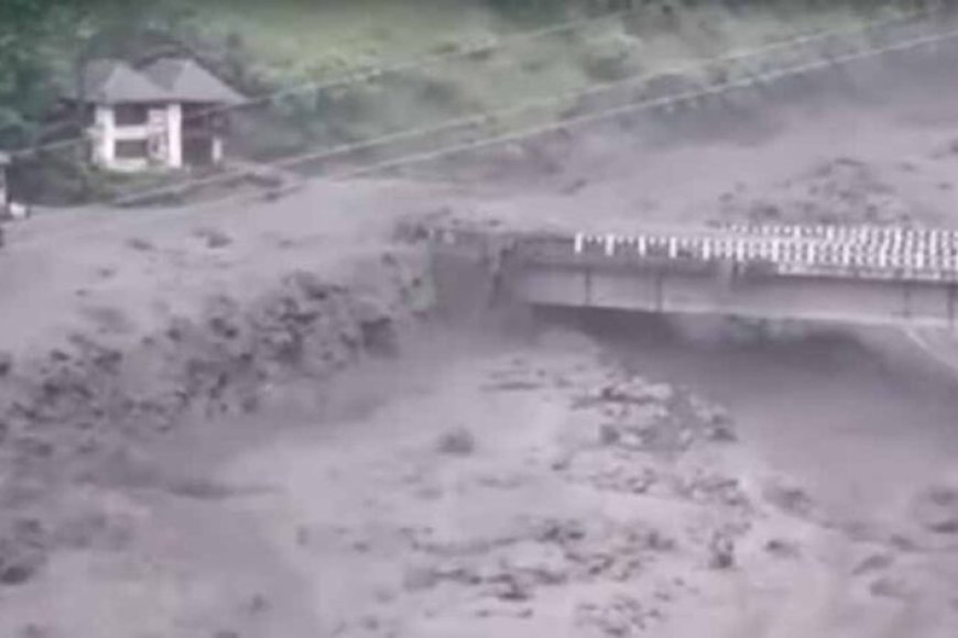 भारी-बारिश-ने-मचाई-तबाही,-बादल-फटने-से-दुकानें-और-पुल-बह-गए