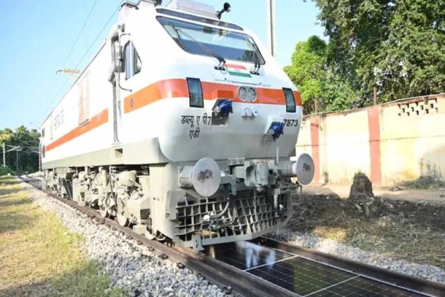 रेलवे-का-अनोखा-कारनामा:-पहली-बार-पटरियों-के-बीच-लगाए-सोलर-पैनल
