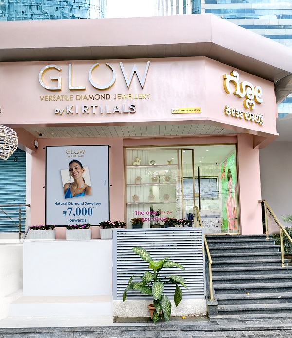 glow-by-kirtilals-dazzles-with-the-grand-opening-of-its-new-showrooms-at-4th-block,-jayanagar