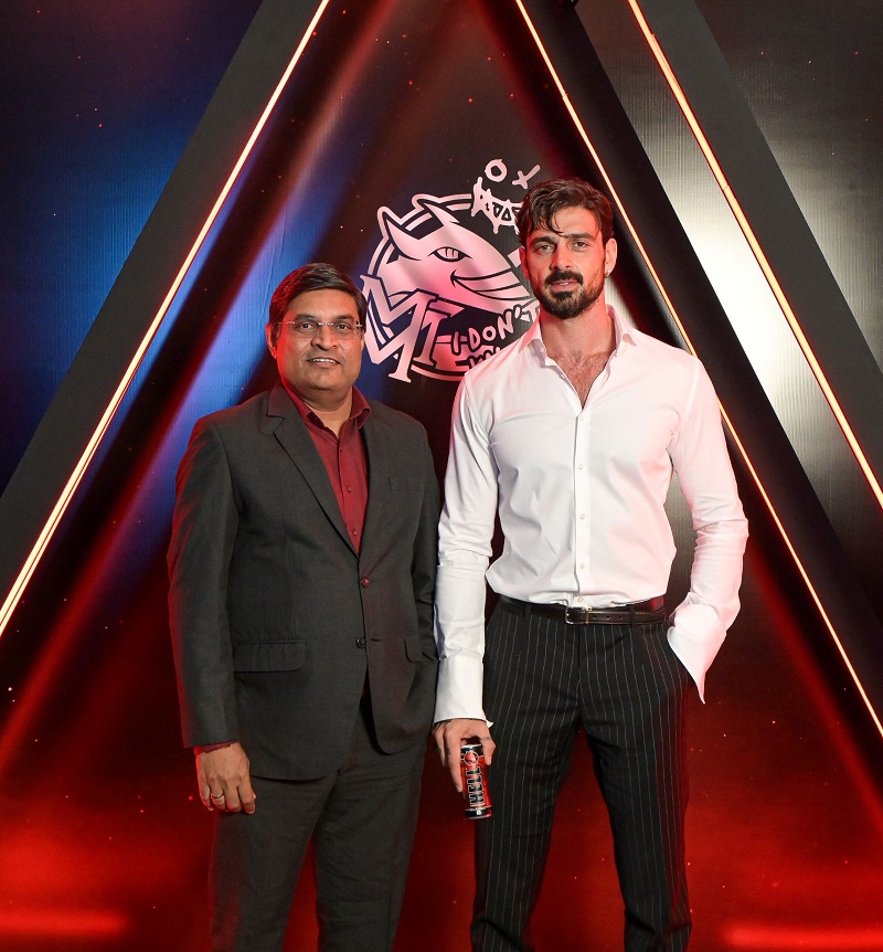 michele-morrone-lights-up-mumbai-at-hell-energy-drink’s-grand-‘win-with-hell’-celebration