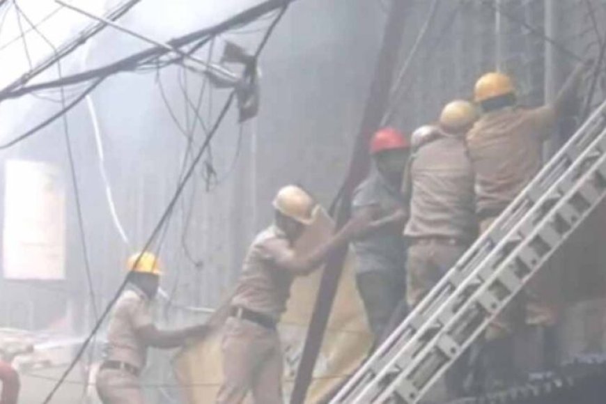 इजरा-स्ट्रीट-में-भीषण-आग:-कई-दुकानें-और-मकान-जलकर-खाक,-25-दमकल-गाड़ियां-तैनात