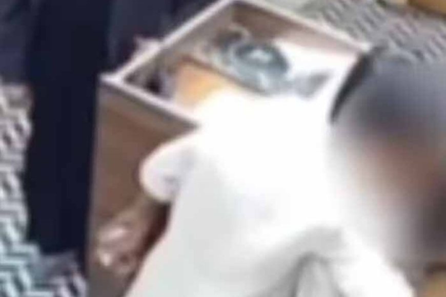 जबरन-kiss-का-वीडियो-वायरल:-नामी-सराफ-के-बेटे-की-शर्मनाक-हरकत-से-मचा-बवाल