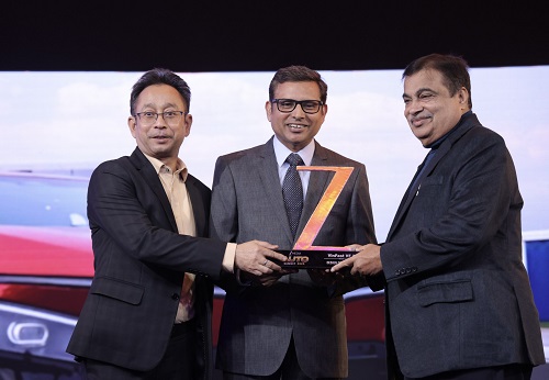 vinfast-vf-7-won-"design-of-the-year"-award-at-zee-media-auto-summit-2025