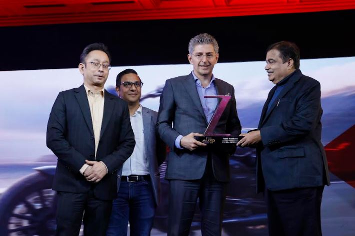 yezdi-roadster-wins-"best-350cc-motorcycle"-at-zee-media-auto-awards-2025
